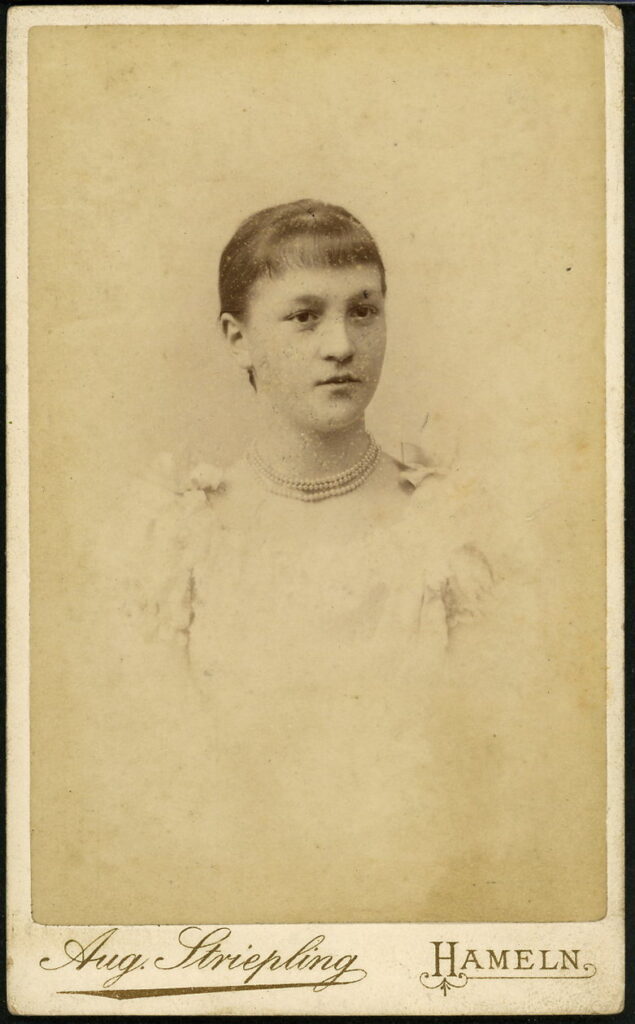 Aug. Striepling
Emmernstraße 18, Hameln
1892