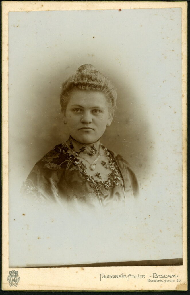 Photograph-Atelier H. M.
Brandenburgerstraße 30, Potsdam