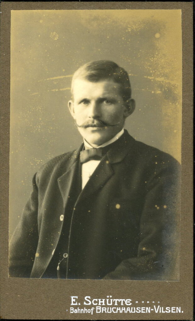 A monochrome photographic portrait from between 1865 and the 1920s taken by E. Schütte, Bahnhof Bruchhausen-Vilsen