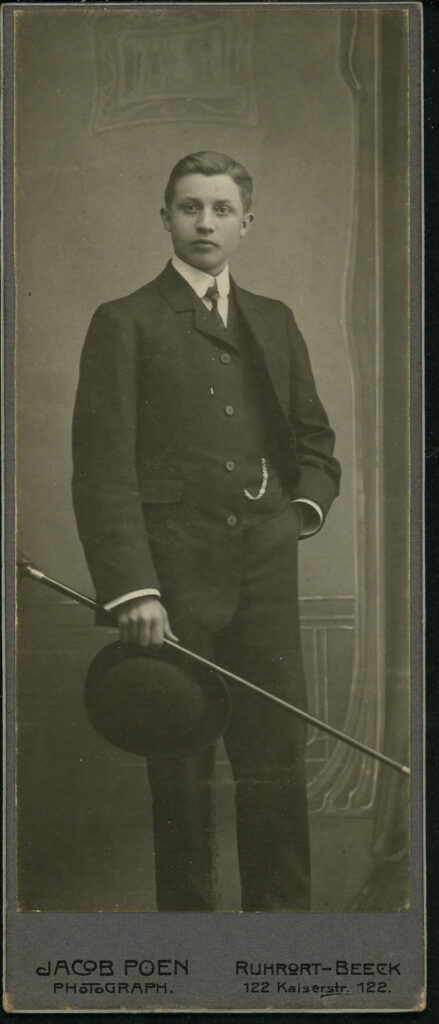 A monochrome photographic portrait from between 1865 and the 1920s taken by Jacob Poen, Kaiserstraße 122, Rohrort-Beeck in 1906