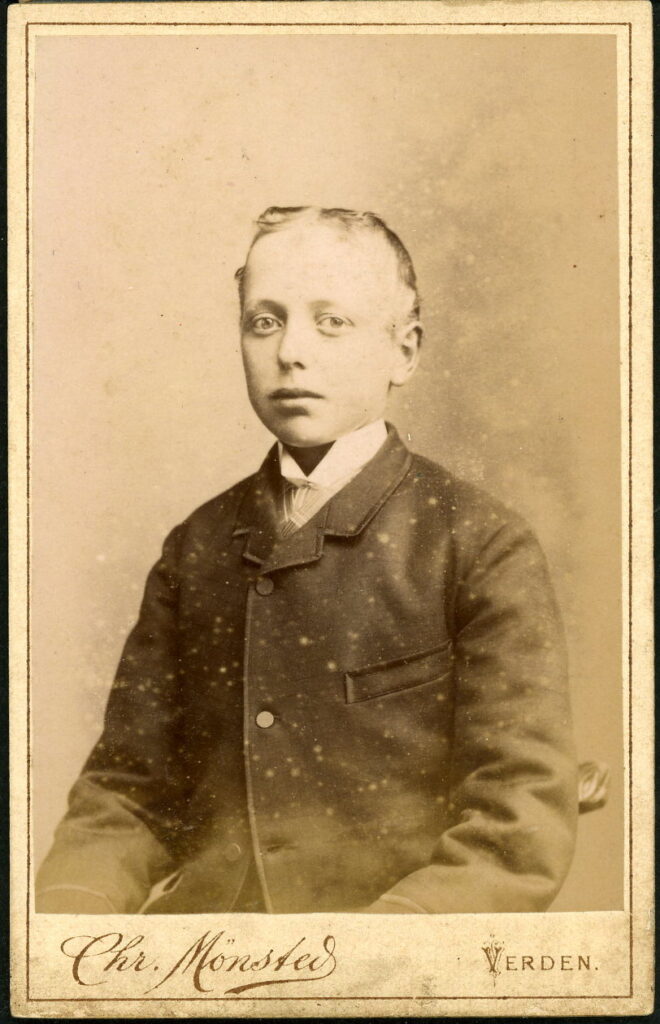 A monochrome photographic portrait from between 1865 and the 1920s taken by Chr.Mönsted, vor dem Neuen Thor 43, Verden