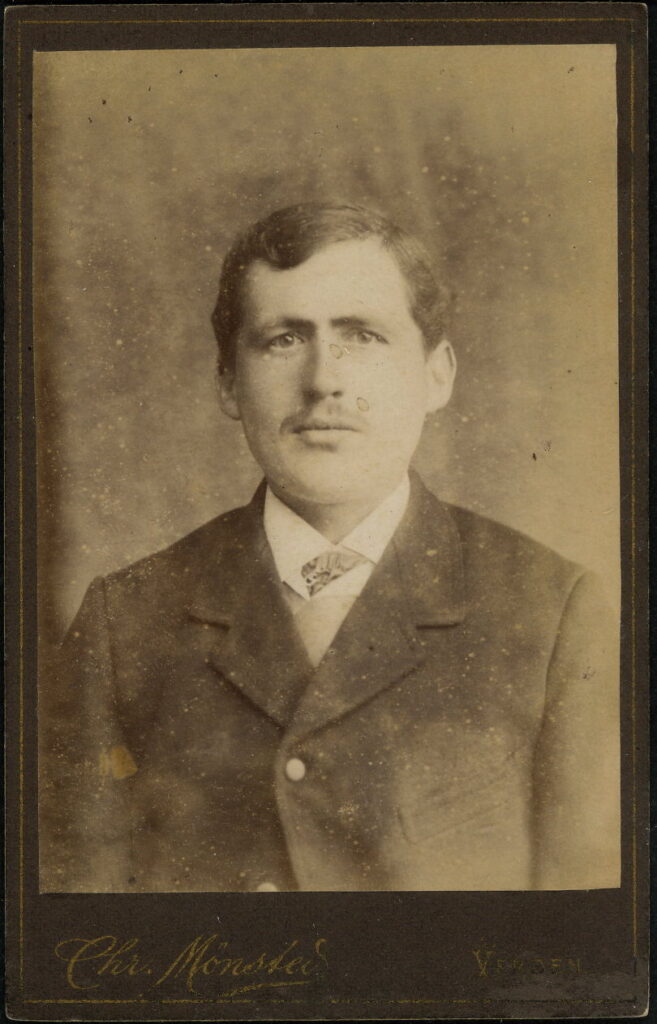 A monochrome photographic portrait from between 1865 and the 1920s taken by Chr. Mönsted, vor dem Neuen Thor 43, Verden