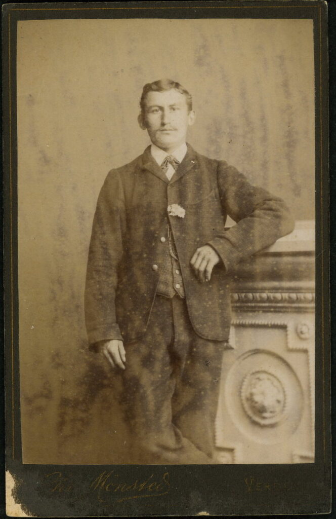 A monochrome photographic portrait from between 1865 and the 1920s taken by Chr. Mönsted, vor dem Neuen Thor 43, Verden