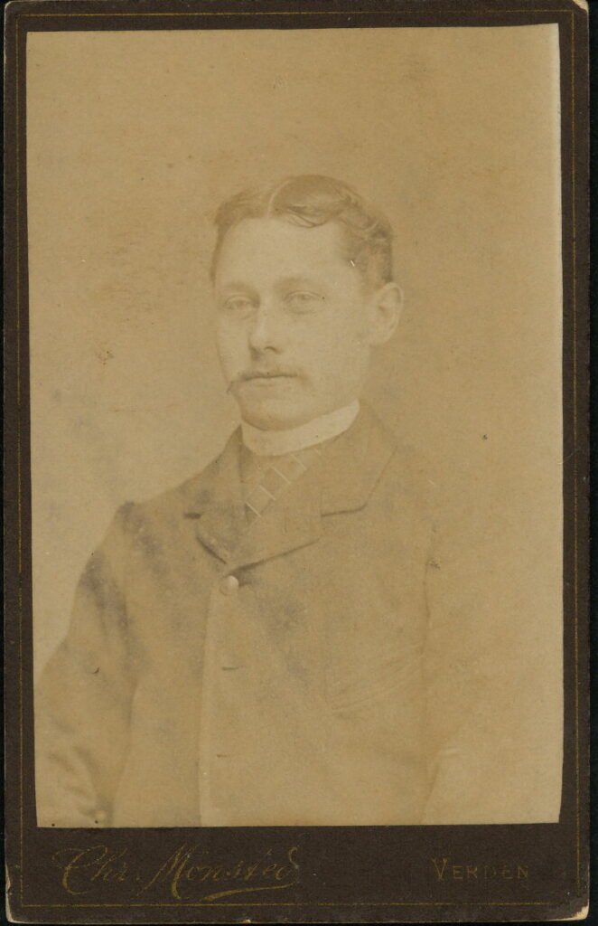 A monochrome photographic portrait from between 1865 and the 1920s taken by Chr. Mönsted, vor dem Neuen Thor 43, Verden