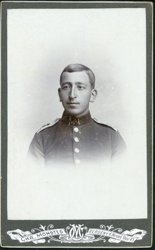 A monochrome photographic portrait from between 1865 and the 1920s taken by Chr. Mönsted, vor dem Neuen Thor 43, Verden