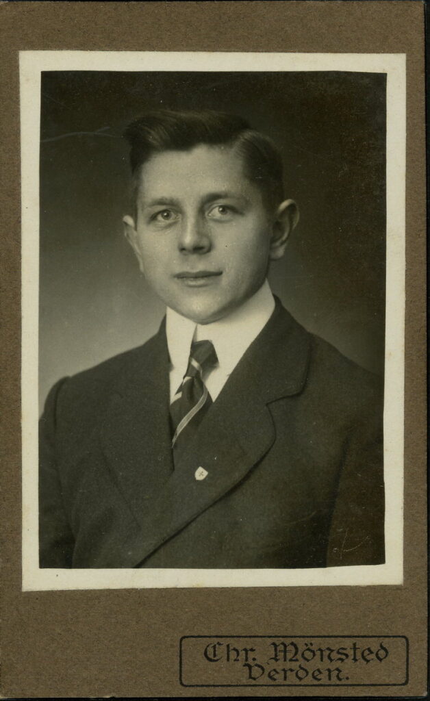 A monochrome photographic portrait from between 1865 and the 1920s taken by Chr. Mönsted, Verden