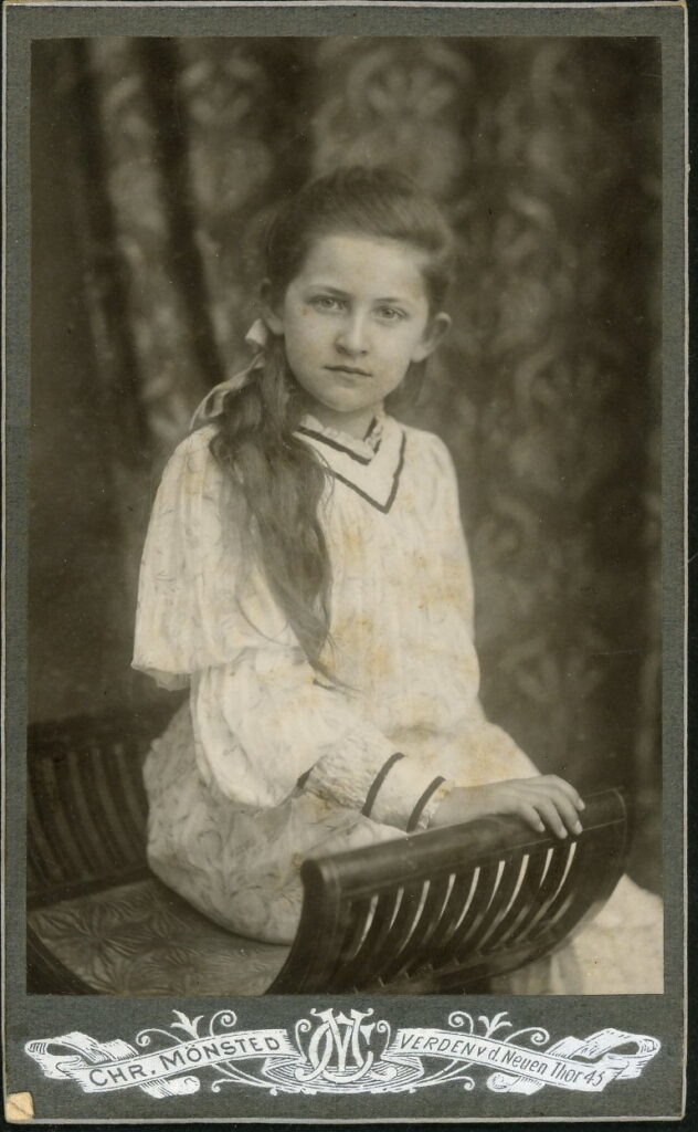 A monochrome photographic portrait from between 1865 and the 1920s taken by Chr. Mönsted, vor dem Neuen Thor 43, Verden