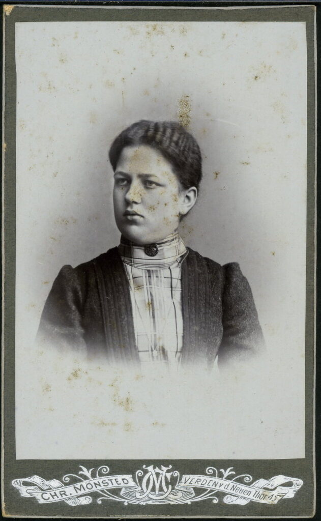 A monochrome photographic portrait from between 1865 and the 1920s taken by Chr. Mönsted, vor dem Neuen Thor 43, Verden