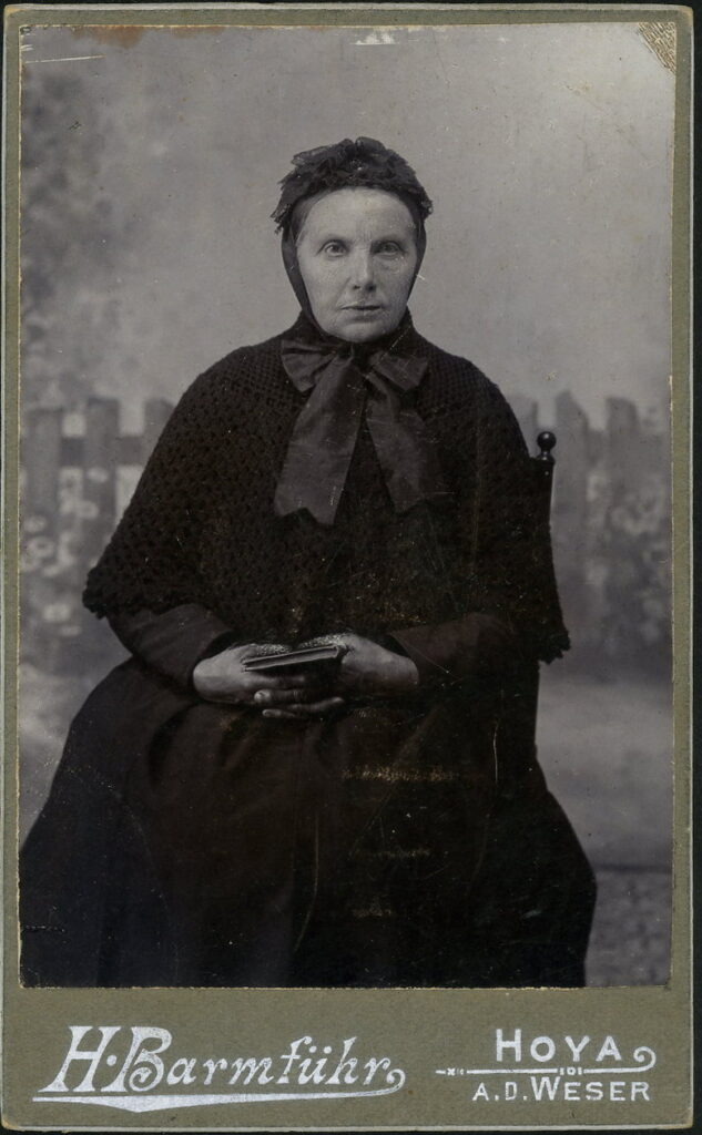 A monochrome photographic portrait from between 1865 and the 1920s taken by H. Barmführ, Hoya a.d. Weser