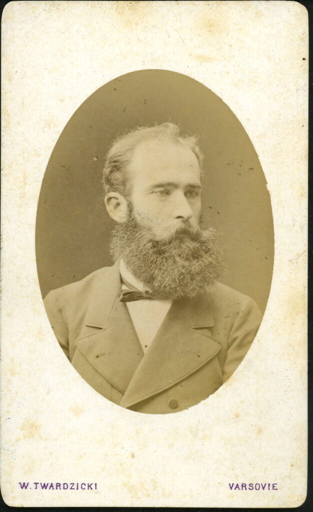 A monochrome photographic portrait from between 1865 and the 1920s taken by W. Twardzicki, Rue Niecała 12, Varsovie (Warsaw) Poland