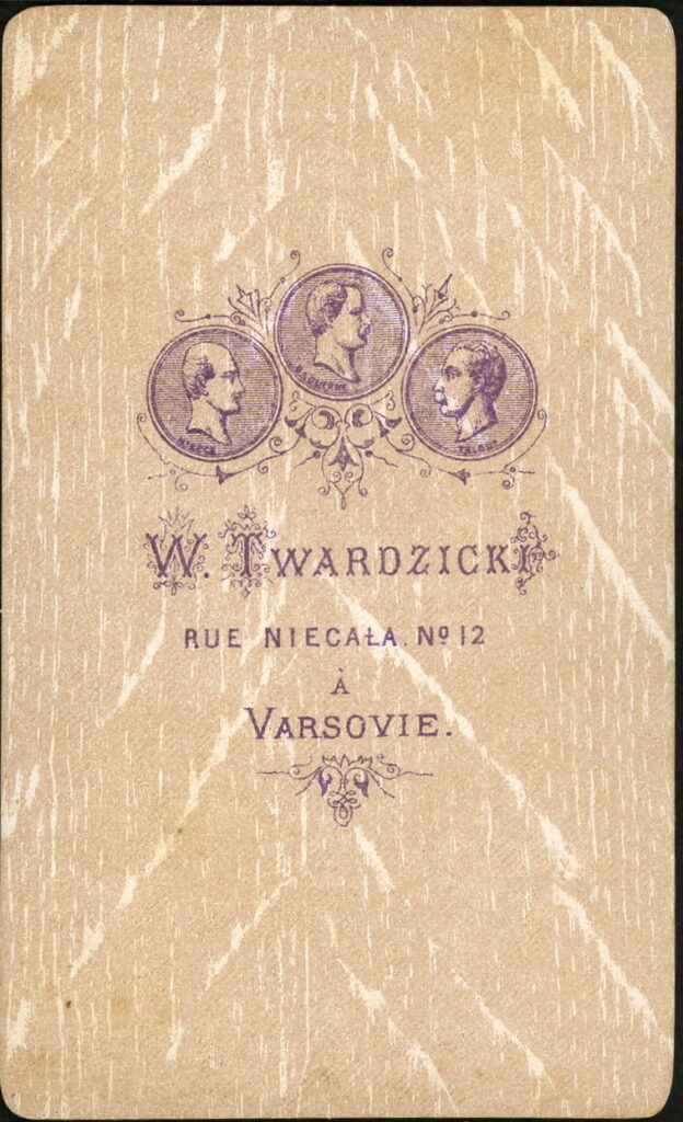 Reverse of a monochrome photographic portrait from between 1865 and the 1920s taken by W. Twardzicki, Rue Niecała 12, Varsovie (Warsaw) Poland