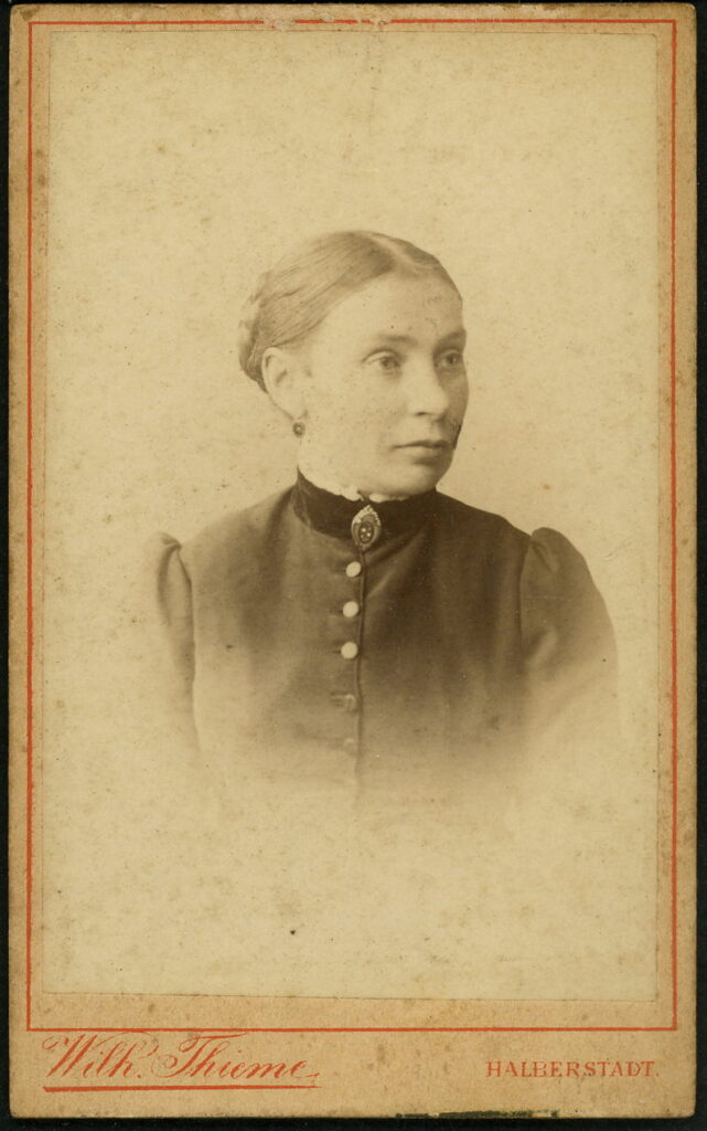 A monochrome photographic portrait from between 1865 and the 1920s taken by Wilh. Thieme, Plantage, Halberstadt