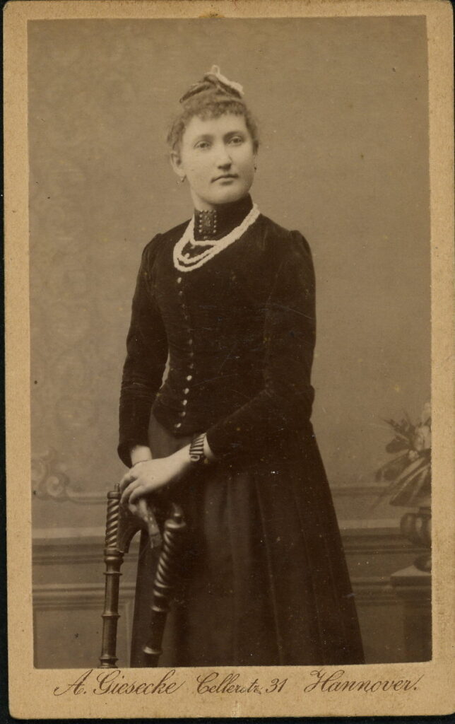 A monochrome photographic portrait from between 1865 and the 1920s taken by A. Giesecke, Cellerstraße 31, Hannover