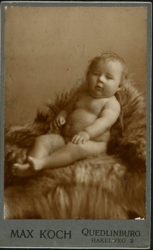 A monochrome photographic portrait from between 1865 and the 1920s taken by Max Koch, Hakelweg 3, Quedlinburg