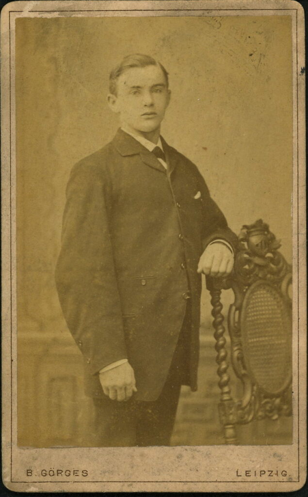 A monochrome photographic portrait from between 1865 and the 1920s taken by B. Görges, Töpferplatz an der Promenade, Leipzig