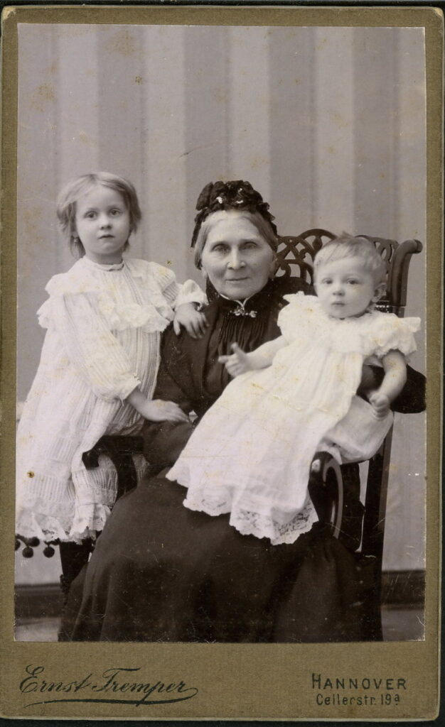 A monochrome photographic portrait from between 1865 and the 1920s taken by Ernst Tremper, Cellerstraße 19a, Hannover