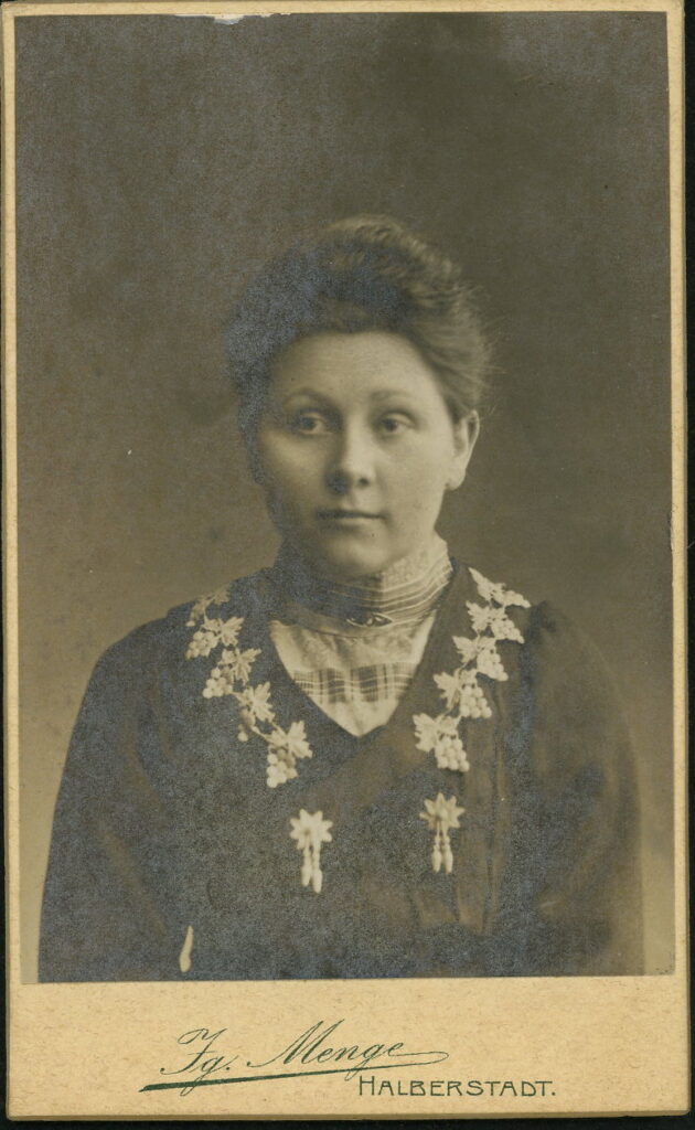 A monochrome photographic portrait from between 1865 and the 1920s taken by Ig. Menge, Breiteweg 15, Halberstadt