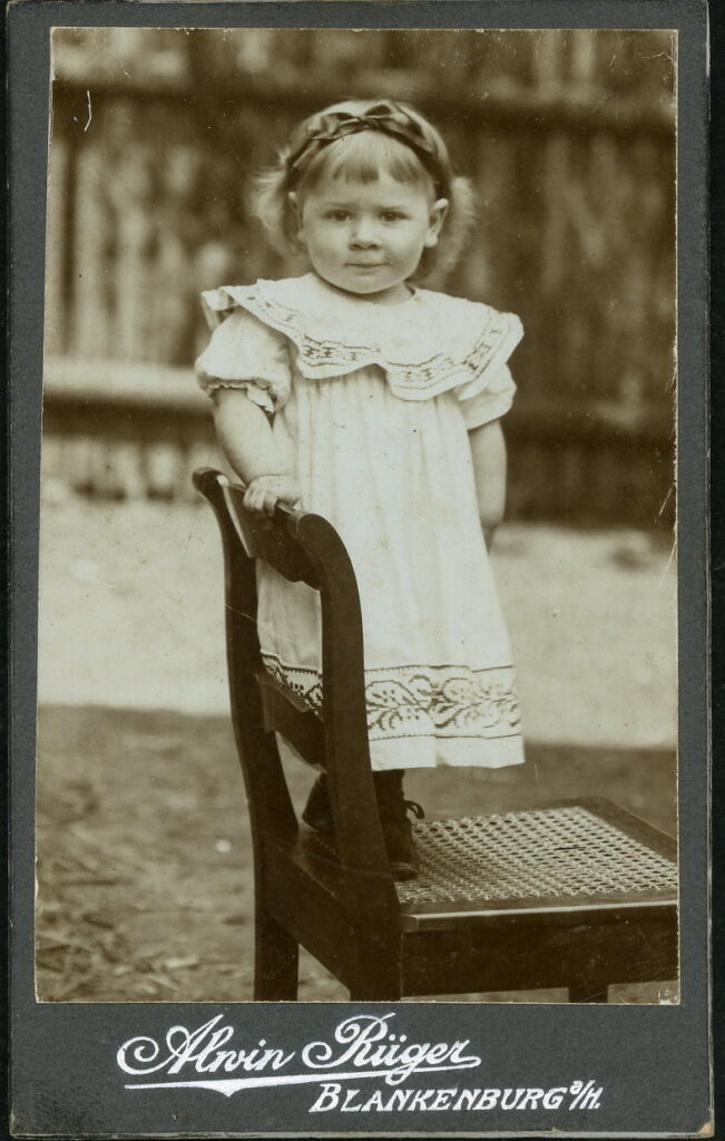 A monochrome photographic portrait from between 1865 and the 1920s taken by Alvin Rüger, Blankenburg a. Harz