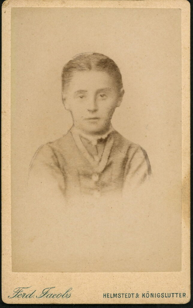 A monochrome photographic portrait from between 1865 and the 1920s taken by Ferdinand Jacobs, Kybitzstraße 53, Helmstedt and Königslutter
