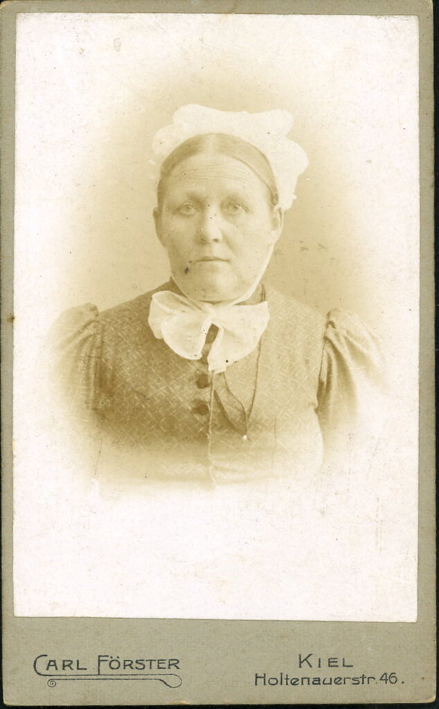A monochrome photographic portrait from between 1865 and the 1920s taken by Carl Förster, Holtenauerstraße 46, Kiel