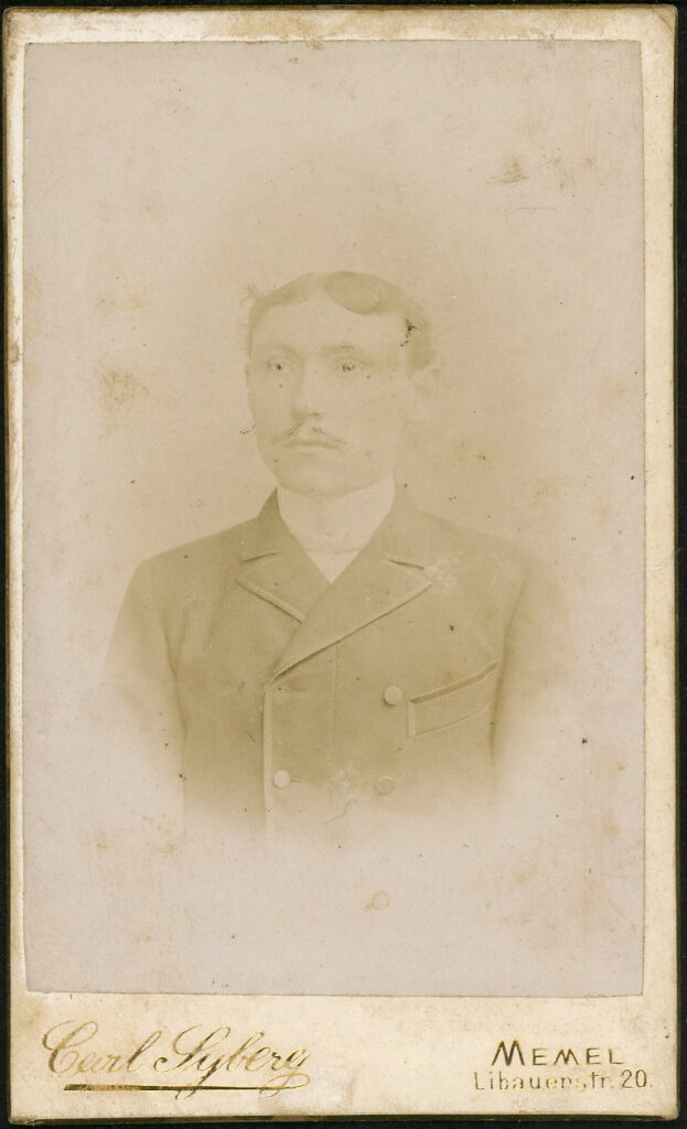 A monochrome photographic portrait from between 1865 and the 1920s taken by Carl Syberg, Libauenstraße 20, Memel (Klaipėda), Lithuania