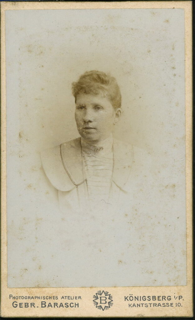 A monochrome photographic portrait from between 1865 and the 1920s taken by Gebr. Barasch, Kantstraße 10, Königsberg i. P.