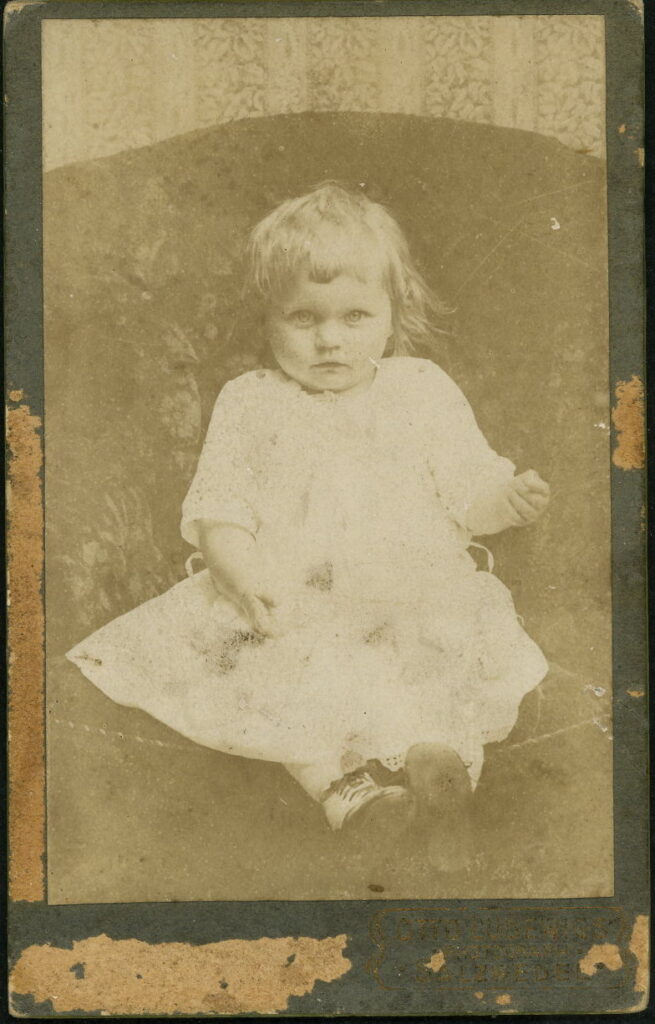 A monochrome photographic portrait from between 1865 and the 1920s taken by Otto Ludwigs, Salzwedel