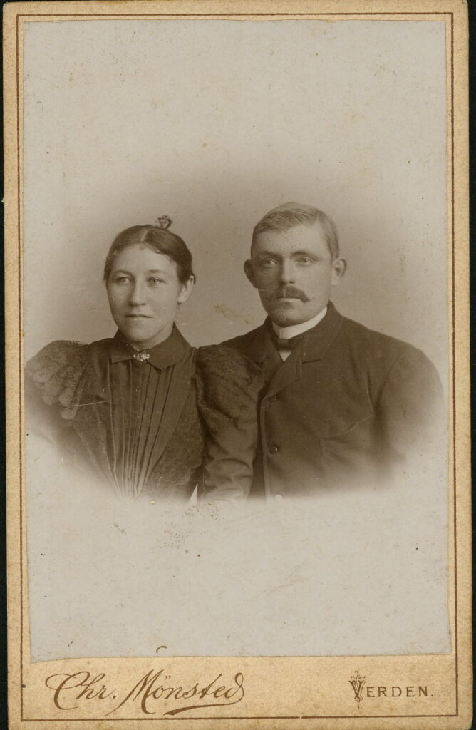 A monochrome photographic portrait from between 1865 and the 1920s taken by Chr. Mönsted, vor dem Neuen Thor 43, Verden.