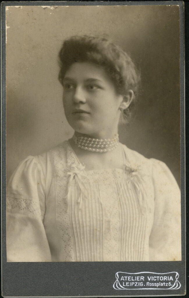 A monochrome photographic portrait from between 1865 and the 1920s taken by Rich. Knoth, Atelier Victoria, Rossplatz 6 (Café Bauer), Leipzig