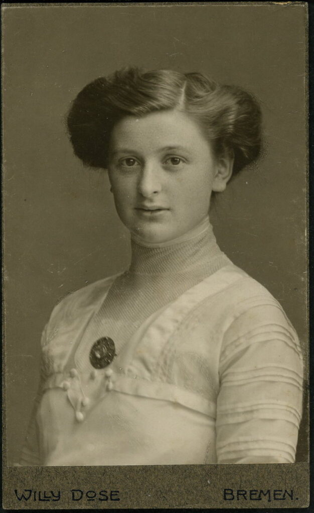 A monochrome photographic portrait from between 1865 and the 1920s taken by Willy Dose, Wall 117, Bremen