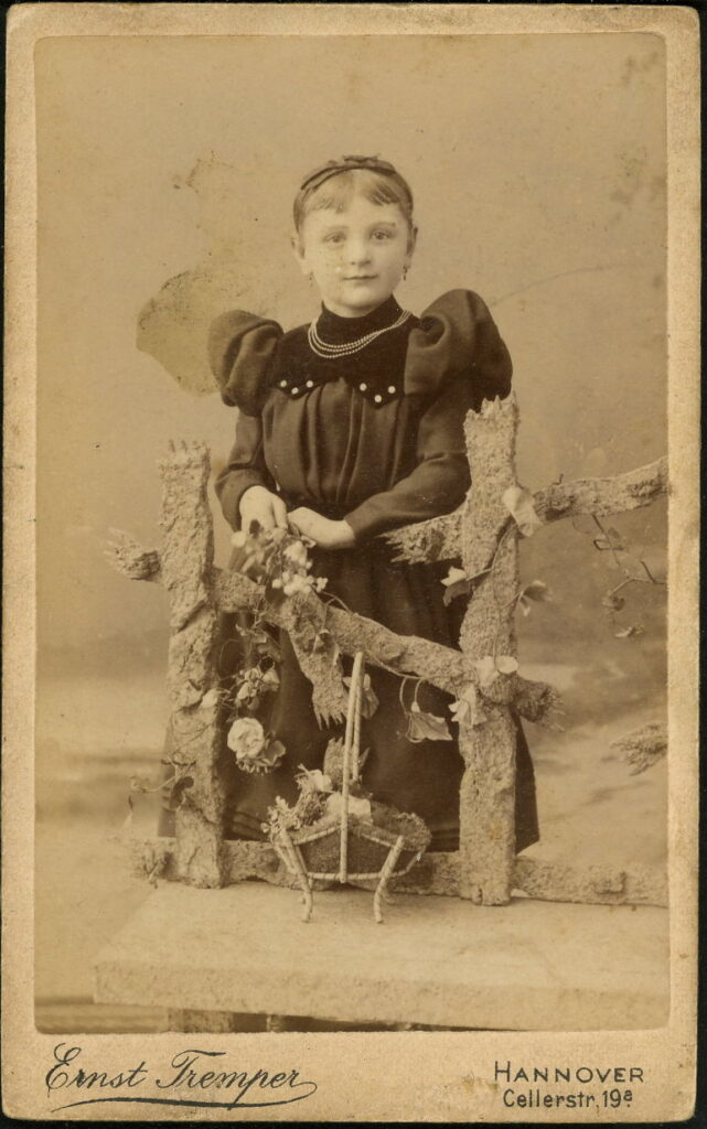 A monochrome photographic portrait from between 1865 and the 1920s taken by Ernst Tremper, Cellerstraße 19a, Hannover.