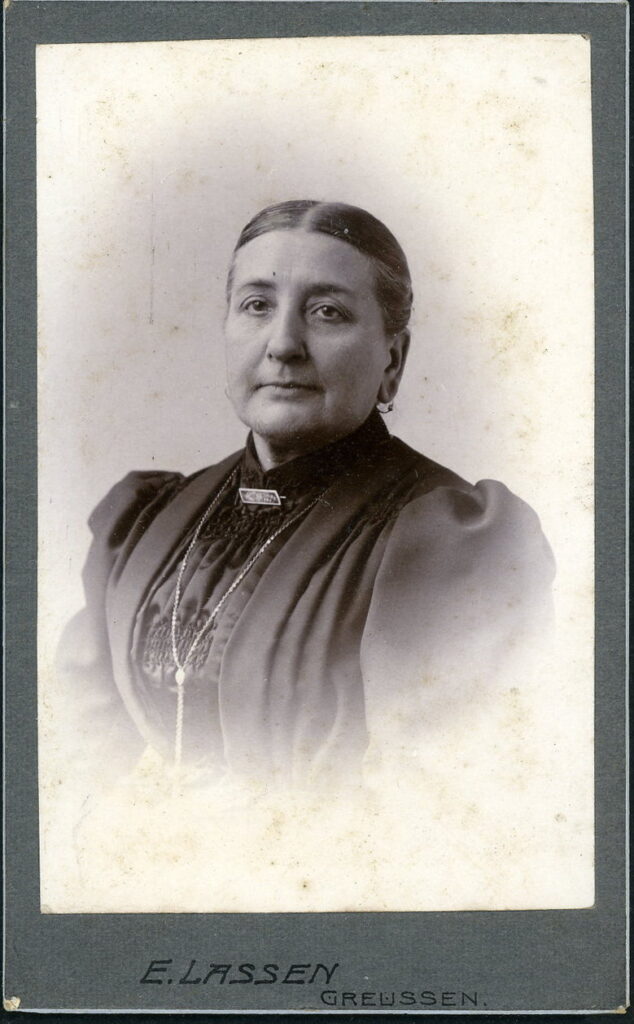 A monochrome photographic portrait from between 1865 and the 1920s taken by E. Lassen, Am Steingraben, Greussen