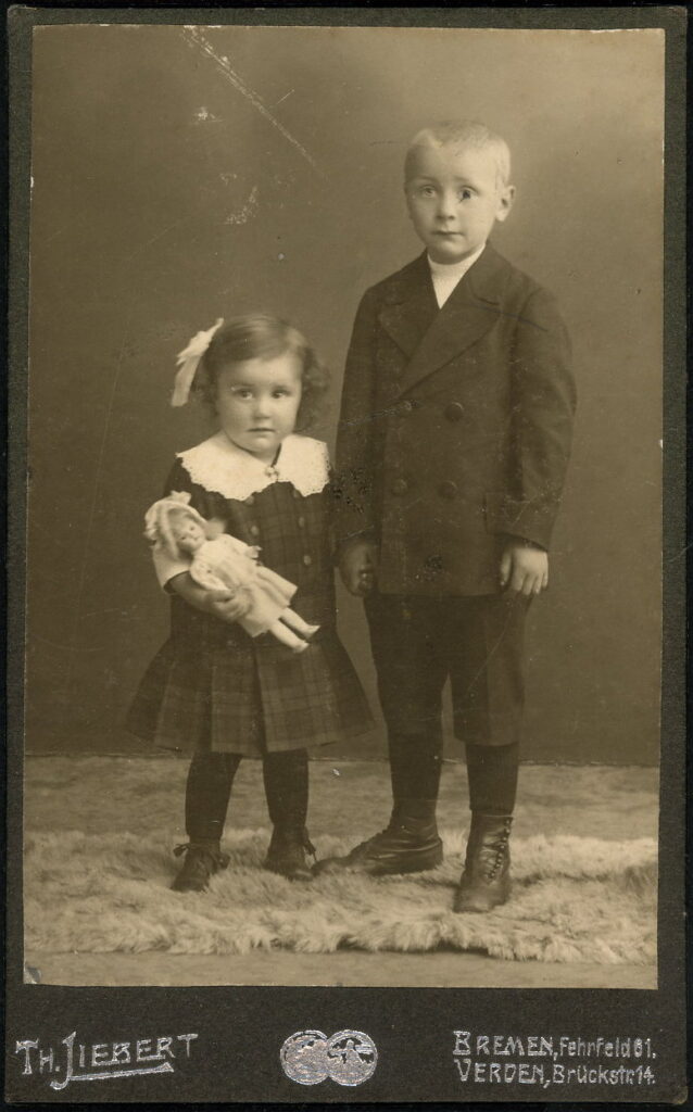 A monochrome photographic portrait from between 1865 and the 1920s taken by Th. Liebert, Fehrfeld 61, Bremen and Brückstraße 14, Verden.