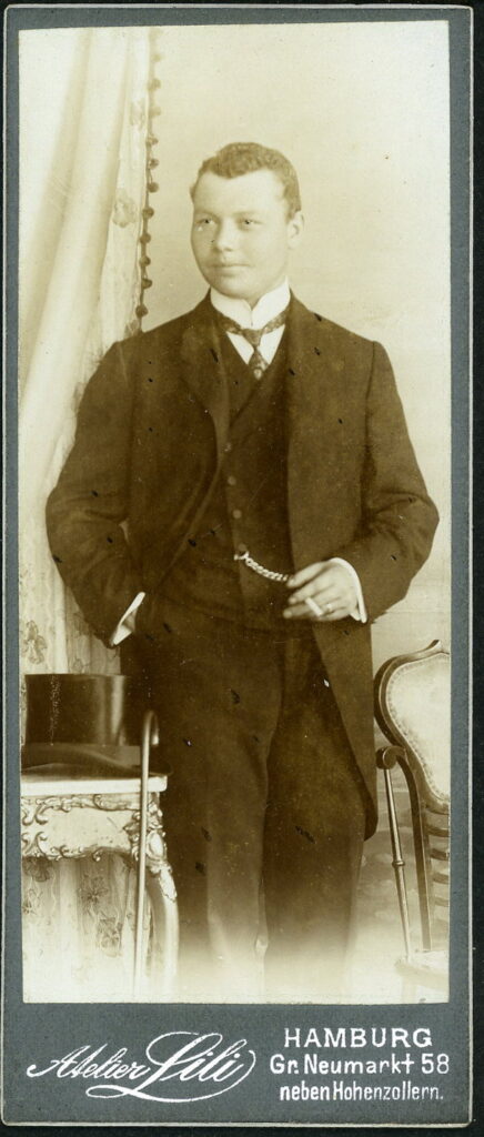 A monochrome photographic portrait from between 1865 and the 1920s taken in Atelier Lili, Gr. Neumarkt 58, Hamburg