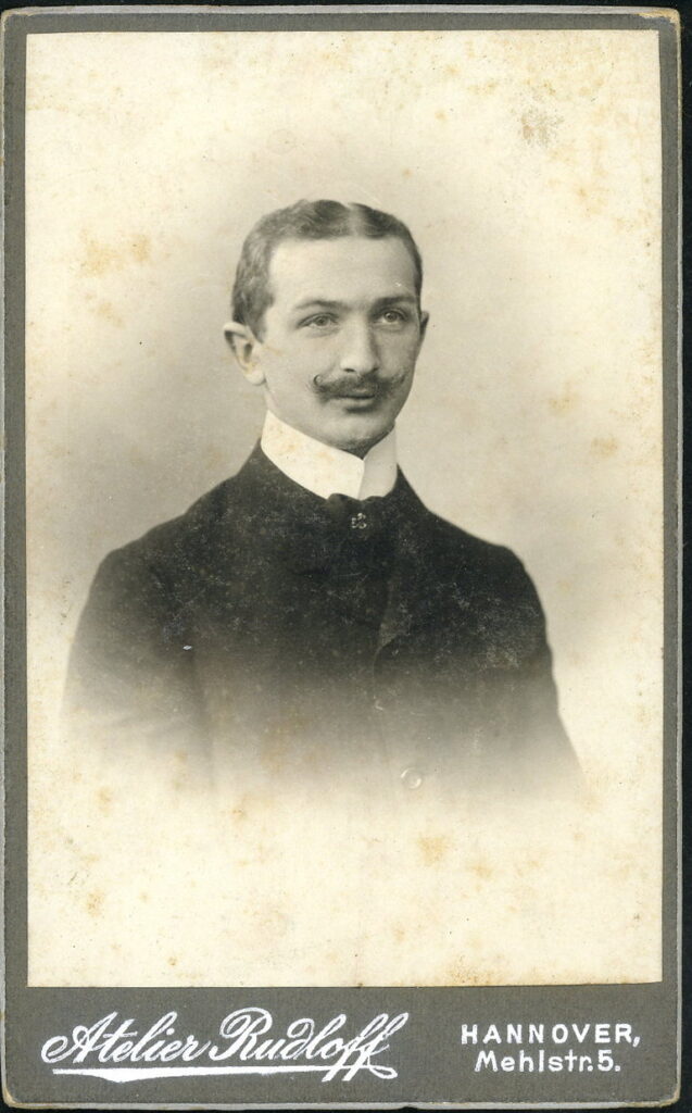 A monochrome photographic portrait from between 1865 and the 1920s taken in Atelier Rudloff, Mehlstraße 5, Hannover