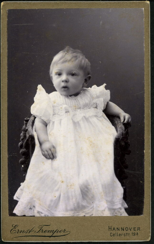 A monochrome photographic portrait from between 1865 and the 1920s taken by Ernst Tremper, Cellerstraße 19a, Hannover