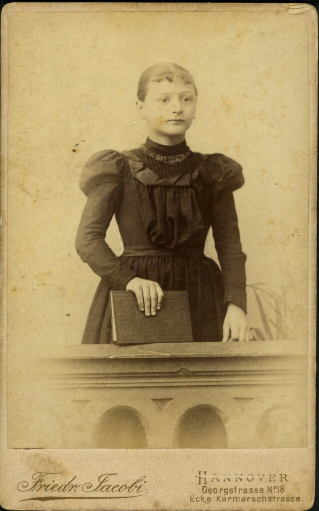 A monochrome photographic portrait from between 1865 and the 1920s taken by Friedr. Jacobi, Georgstraße 18, Hannover