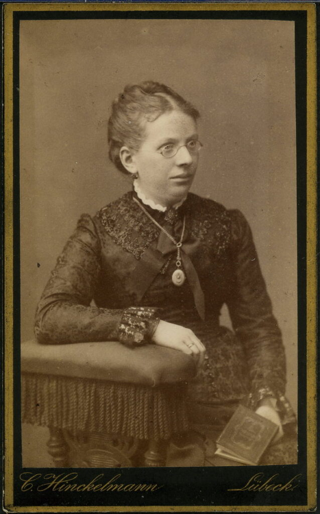 A monochrome photographic portrait from between 1865 and the 1920s taken by C. Hinckelmann, Breite-Straße 796, Lübeck