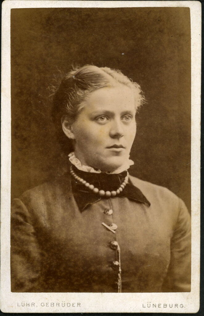 A monochrome photographic portrait from between 1865 and the 1920s taken by Gebr. Lühr, Altstadt 48, Lüneburg