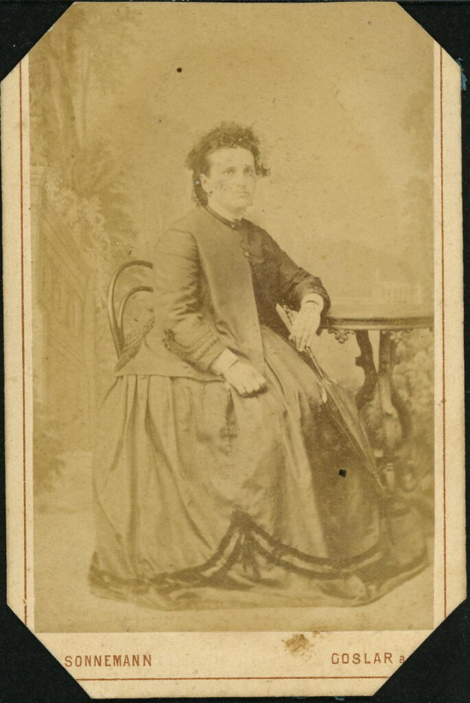 A monochrome photographic portrait from between 1865 and the 1920s taken by O. Sonnemann, Goslar