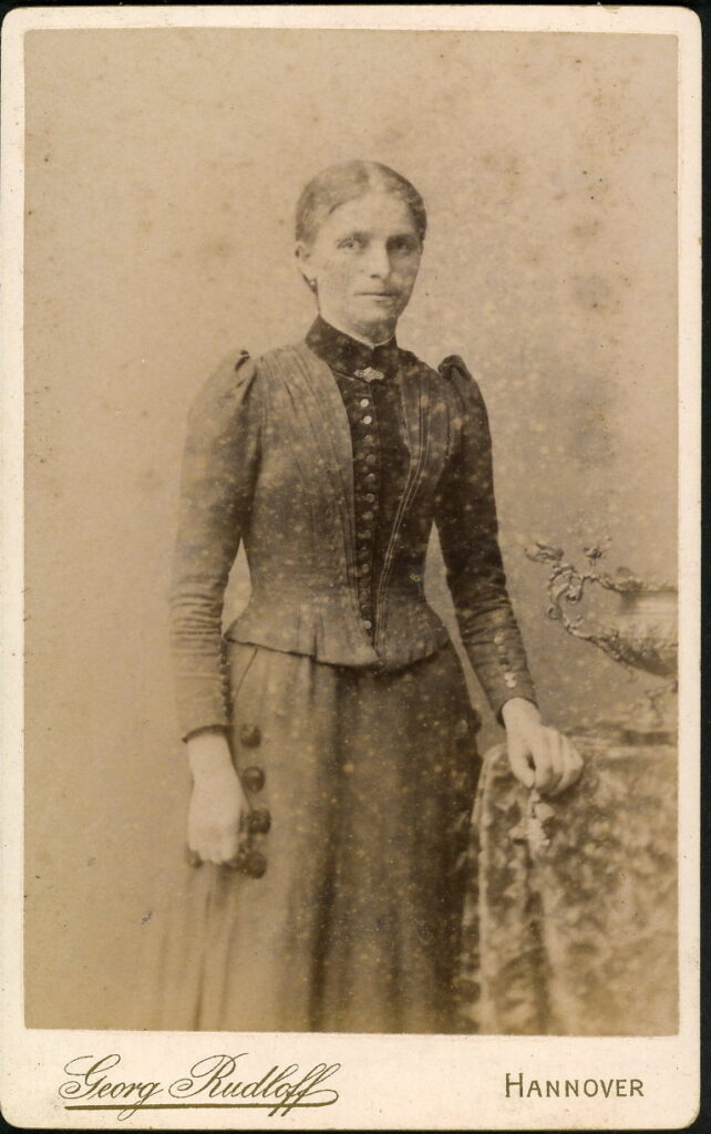 A monochrome photographic portrait from between 1865 and the 1920s taken by Georg Rudloff, Mehlstraße 5, Hannover