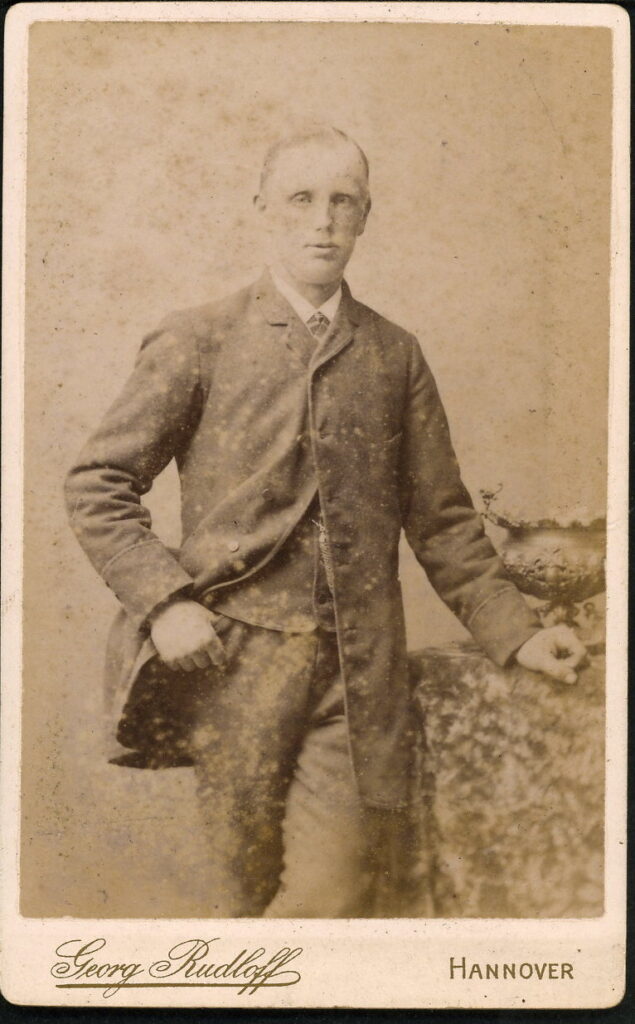 A monochrome photographic portrait from between 1865 and the 1920s taken by Georg Rudloff, Mehlstraße 5, Hannover