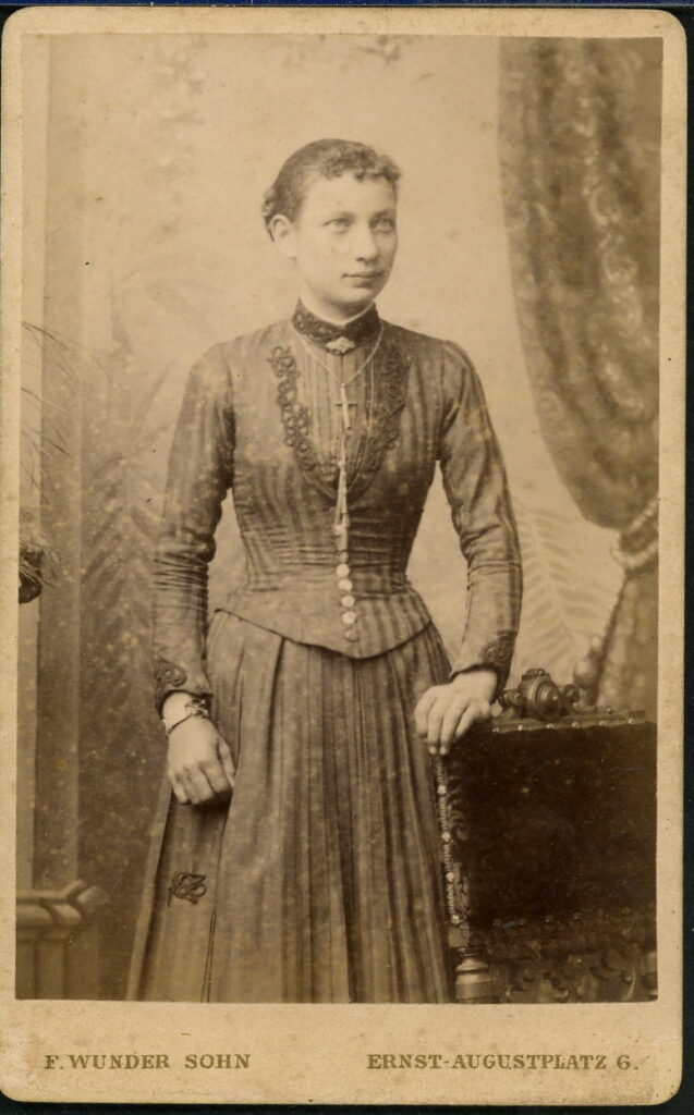 A monochrome photographic portrait from between 1865 and the 1920s taken by F. Wunder Sohn, Ernst-Augustplatrz 6, Hannover in 1889