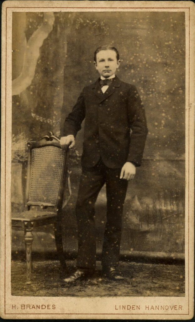 A monochrome photographic portrait from between 1865 and the 1920s taken by H. Brandes, Ricklingerstraße 19, Linden, Hannover