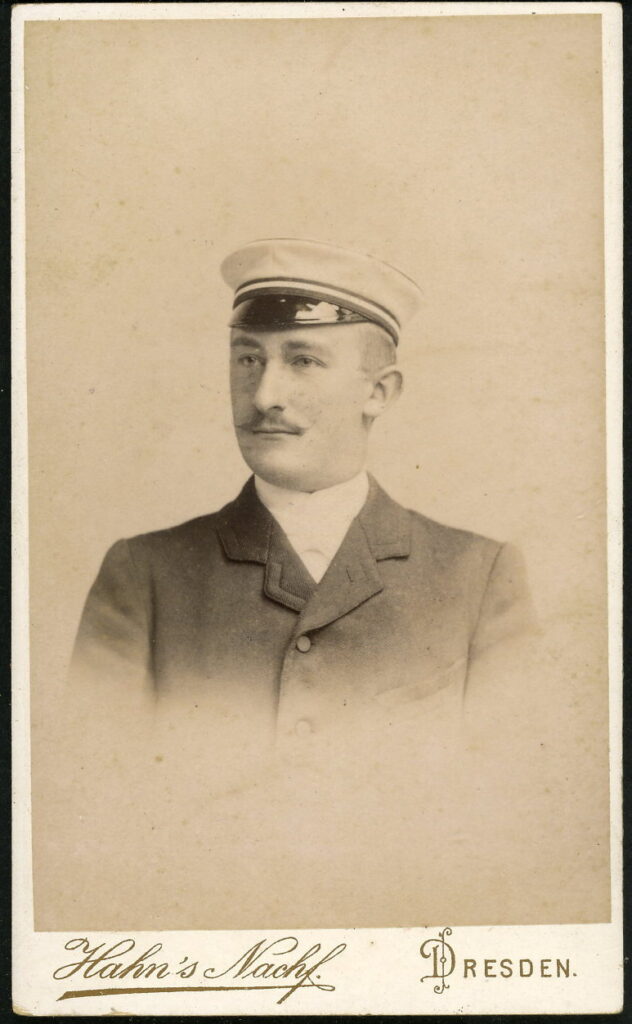 A monochrome photographic portrait from between 1865 and the 1920s taken by Hahn's Nachf., Waisenhaus-Straße 16, Dresden