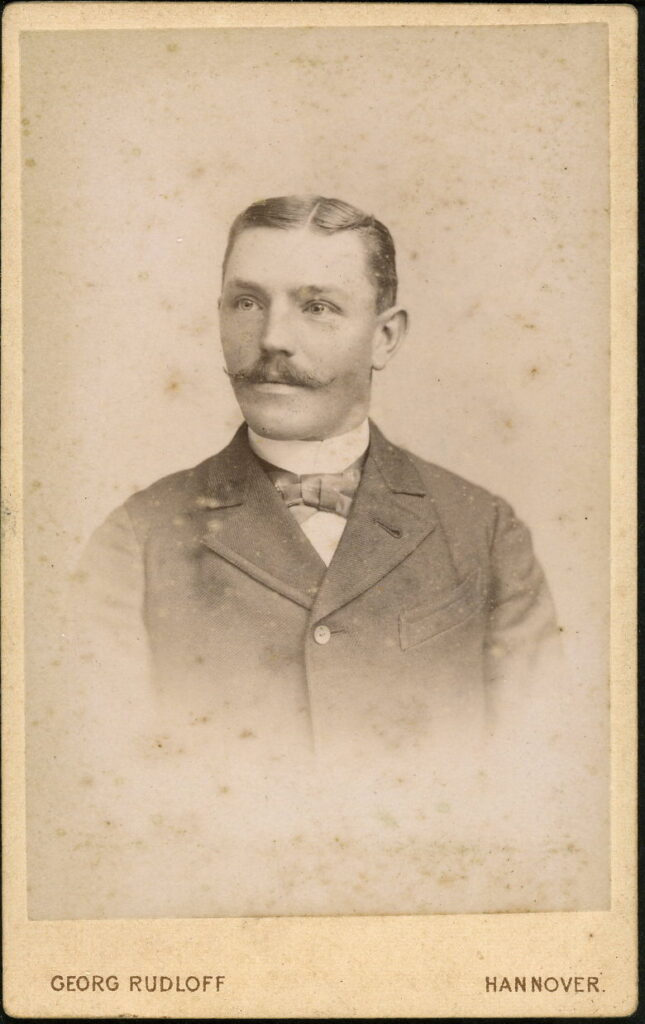 A monochrome photographic portrait from between 1865 and the 1920s taken by Georg Rudloff, Mehlstraße 5, Hannover