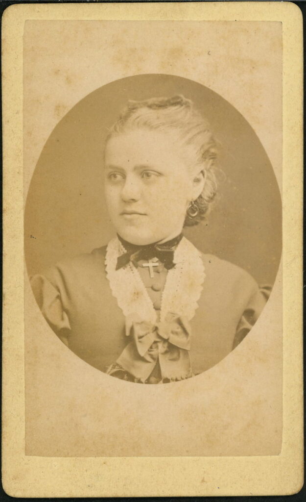 A monochrome photographic portrait from between 1865 and the 1920s taken by A. H. Oetling, Hinterm Brauhause, Celle