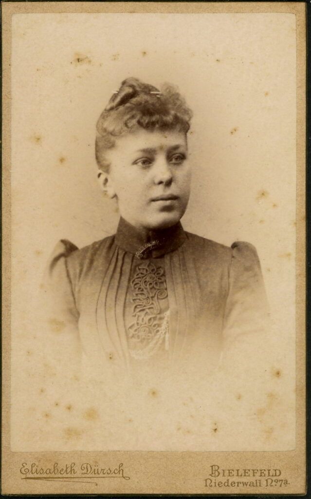 A monochrome photographic portrait from between 1865 and the 1920s taken by Elisabeth Dürsch, Niederwall 7a, Bielefeld