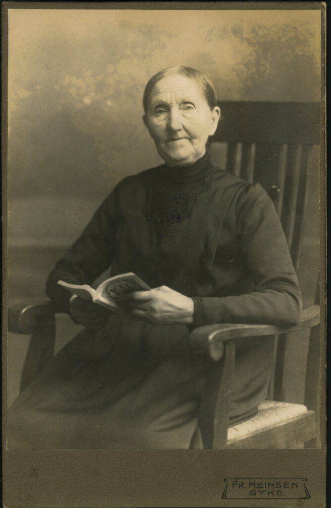 A monochrome photographic portrait from between 1865 and the 1920s taken by Fr. Heinsen, Syke