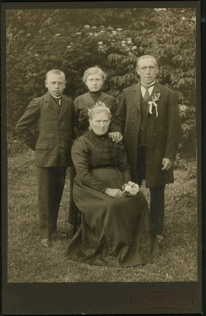 A monochrome photographic portrait from between 1865 and the 1920s taken by H. Kalthoff, Twistringen